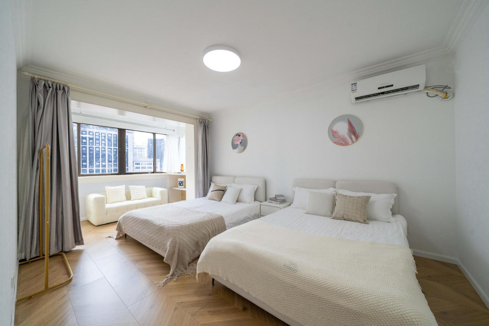 Nanjing West Road Elevator Two-bedroom, Three-bed Close To The Subway *