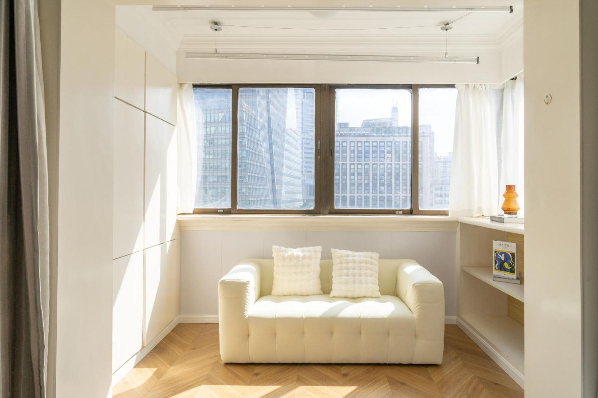 Nanjing West Road Elevator Two-bedroom, Three-bed Close To The Subway Apartment
