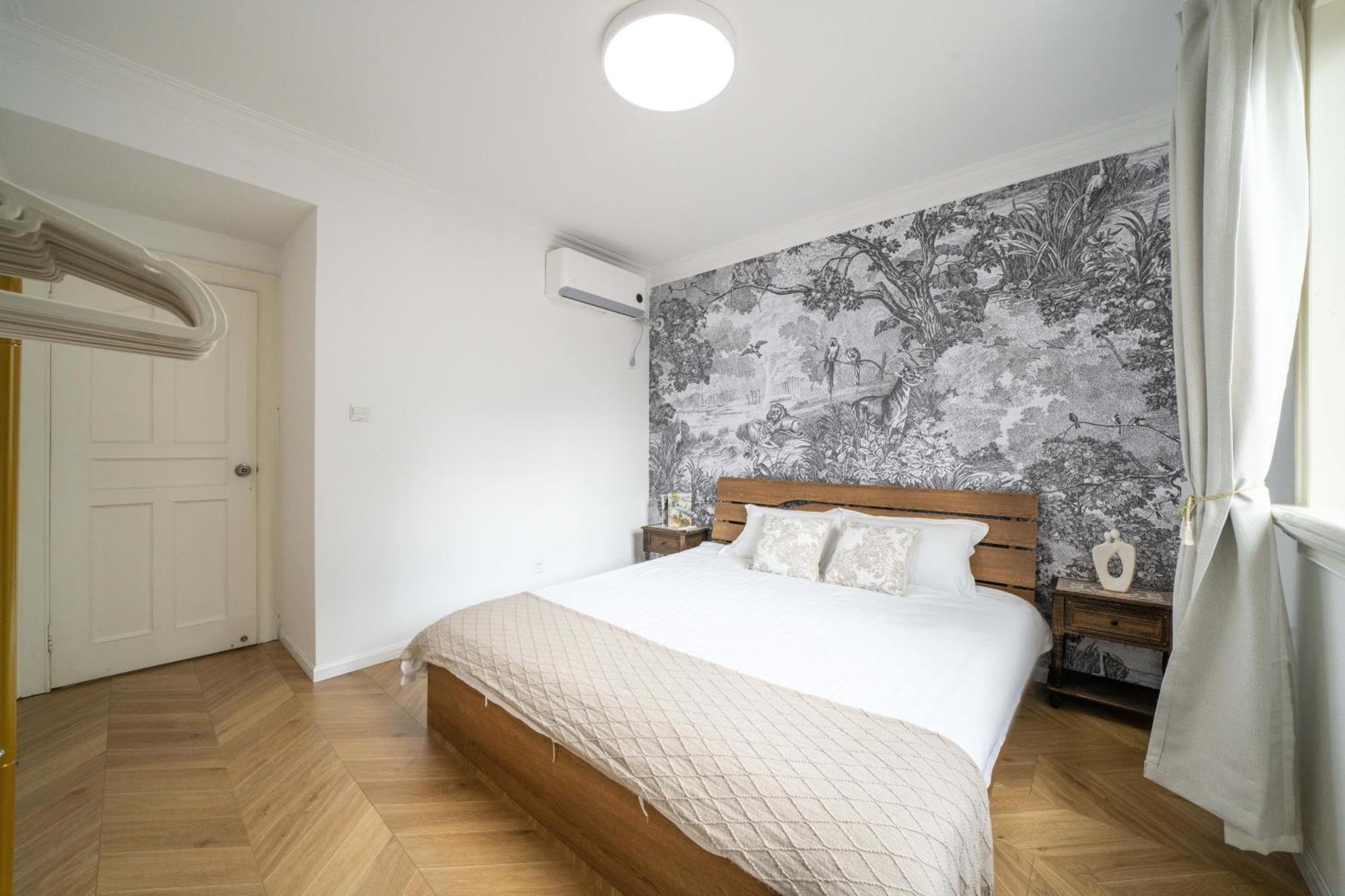 Apartment Nanjing West Road Elevator Two-bedroom, Three-bed Close To The Subway