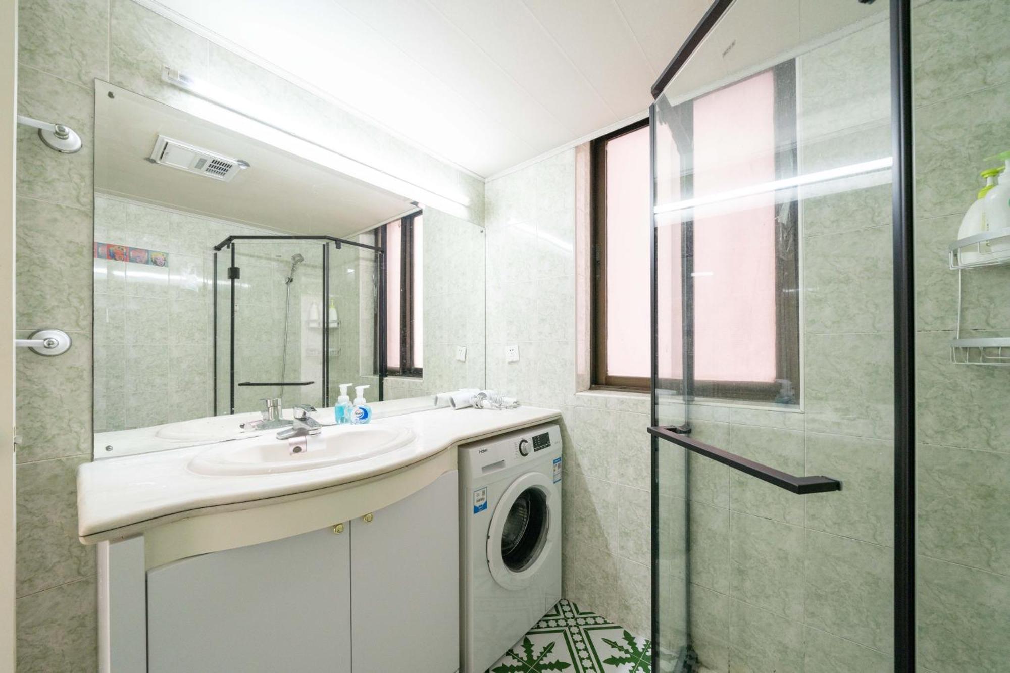 Apartment Nanjing West Road Elevator Two-bedroom, Three-bed Close To The Subway Shanghai