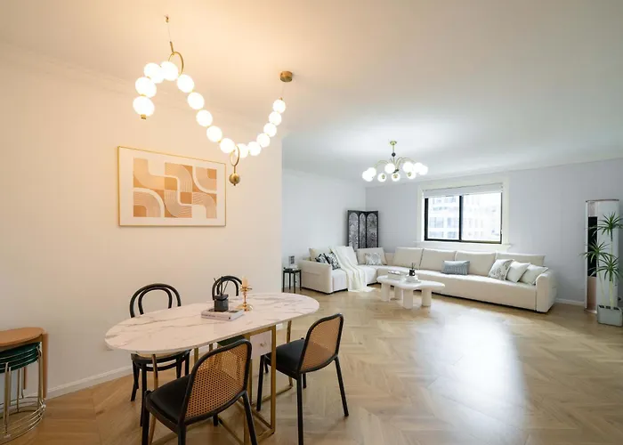 Nanjing West Road Elevator Two-Bedroom, Three-Bed Apartment Close To The Subway