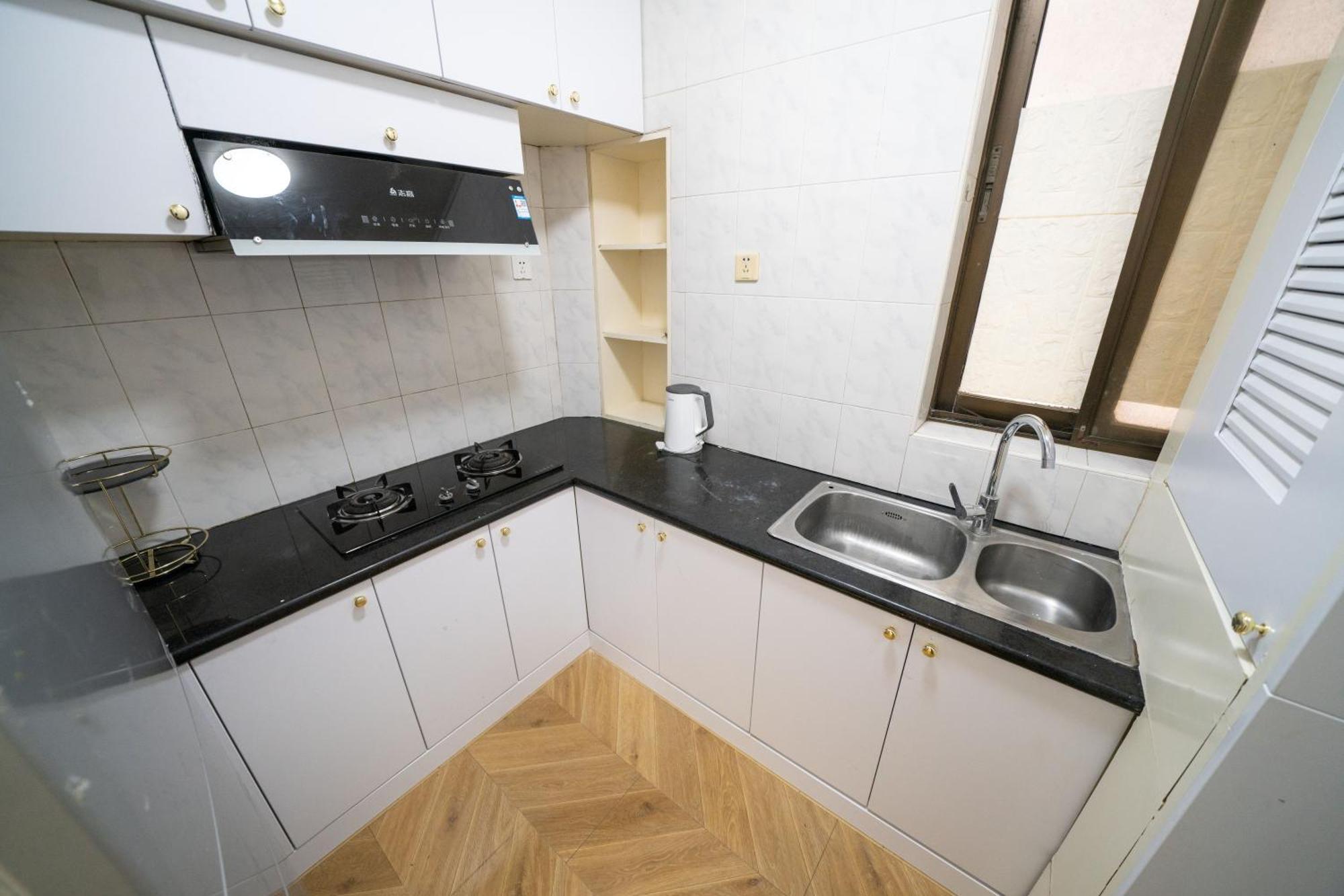 Nanjing West Road Elevator Two-bedroom, Three-bed Close To The Subway * Shanghai